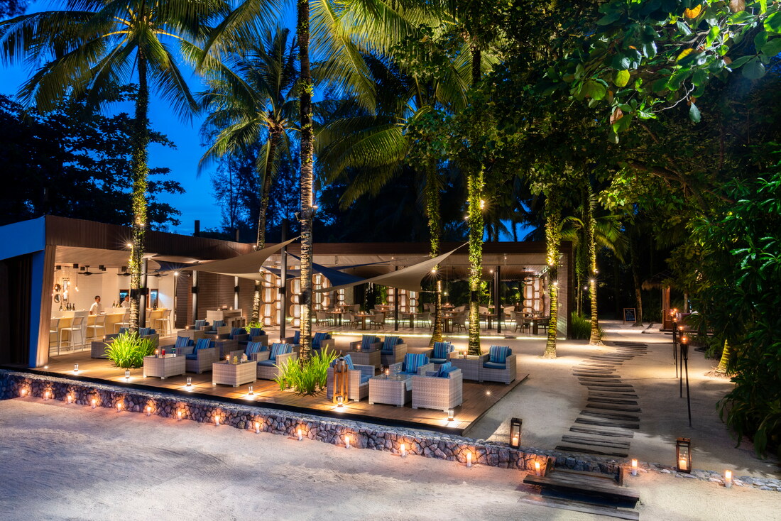 an outdoor and open air bar and restaurant at the Sarojin hotel