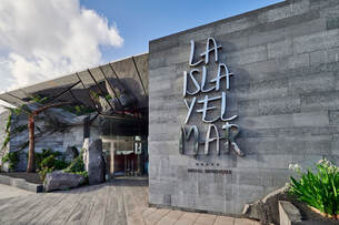 the front entrance of la isla y el mar hotel